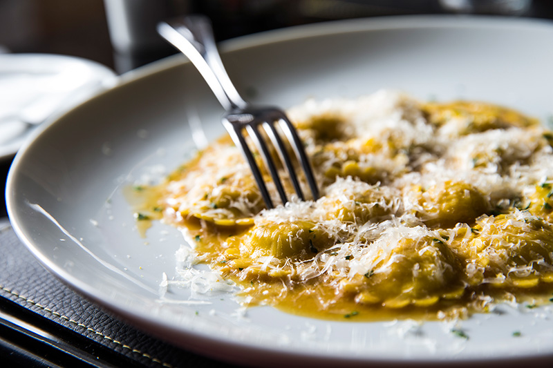 O tortelli di Minas vem recheado de galinha caipira e milho verde ao molho da ave assada, enriquecido com cachaça envelhecida e queijo da Serra da Canastra