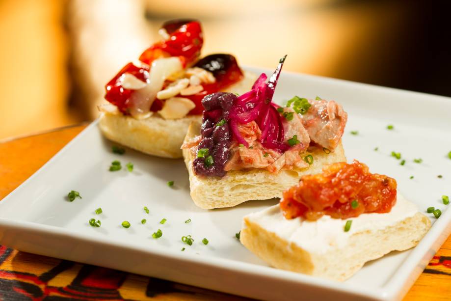 Seleção de tostadas: três tentadoras versões de sabor equilibrado Seleção de tostadas: três tentadoras versões de sabor equilibrado