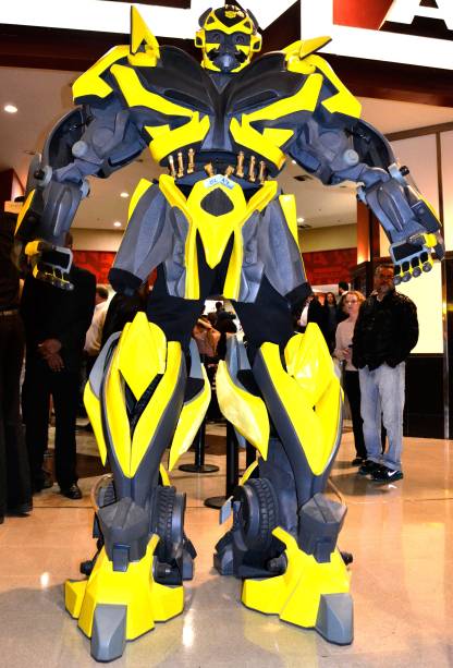 Robôs gigantes Transformers visitam shoppings e parques da cidade, como o Bumblebee Robôs gigantes Transformers visitam shoppings e parques da cidade, como o Bumblebee