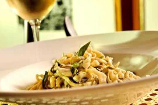 Picci alle vongole con calamari e peperoncino Picci alle vongole con calamari e peperoncino