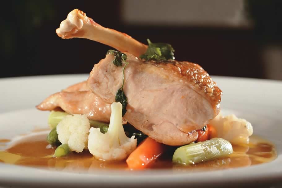 Galinha-d’angola grelhada com legumes Galinha-d’angola grelhada com legumes