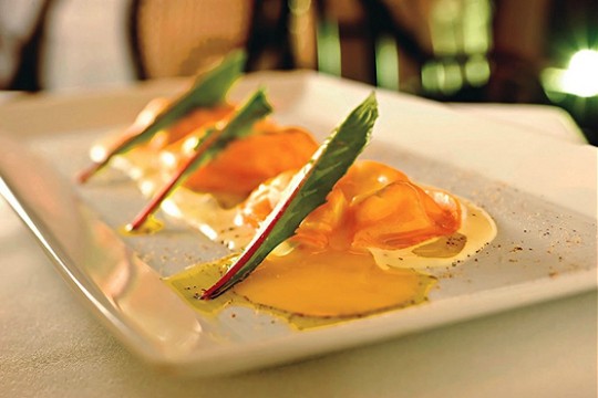 No italiano Tre Bicchieri: raviolini recheado de ricota de búfala e gema de ovo de codorna No italiano Tre Bicchieri: raviolini recheado de ricota de búfala e gema de ovo de codorna