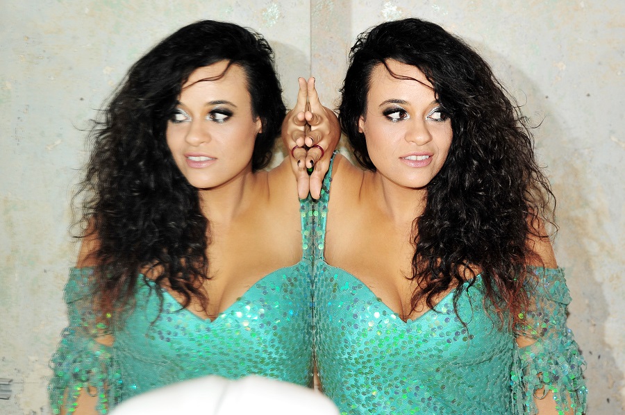 Em apoio às vítimas de Mariana: cantora Tulipa Ruiz se apresenta no Espaço das Américas Em apoio às vítimas de Mariana: cantora Tulipa Ruiz se apresenta no Espaço das Américas