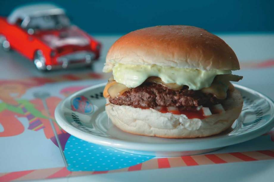 Salão da lanchonete Twelve Burger, no Alto da Lapa: a chapa fica ao fundo, protegida por uma parede de vidro