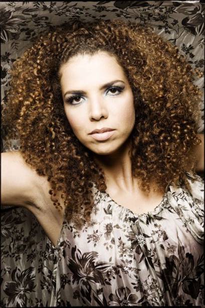 Vanessa da Mata: lança livro <em>A Filha das Flores</em>