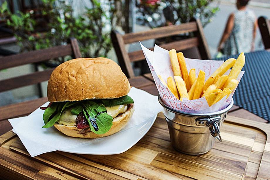 Varanda burguer: porção de fritas na companhia