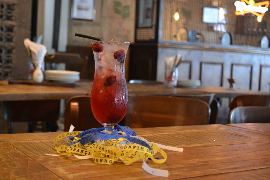 Verão silvestre: coquetel é uma mistura de vodcao com infusão de hibisco, licor de cassis, xarope de rosas, suco de limão-siciliano e club soda. Verão silvestre: coquetel é uma mistura de vodcao com infusão de hibisco, licor de cassis, xarope de rosas, suco de limão-siciliano e club soda.