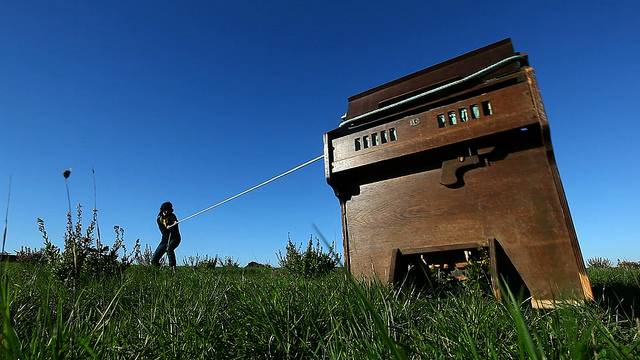A brasileira Walérica Américo está presente na mostra com a videoinstalação "Pendular"