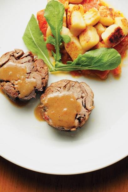 Paleta de cordeiro desfiada e enrolada na companhia de nhoque rústico de batata ao molho de tomate fresco Paleta de cordeiro desfiada e enrolada na companhia de nhoque rústico de batata ao molho de tomate fresco