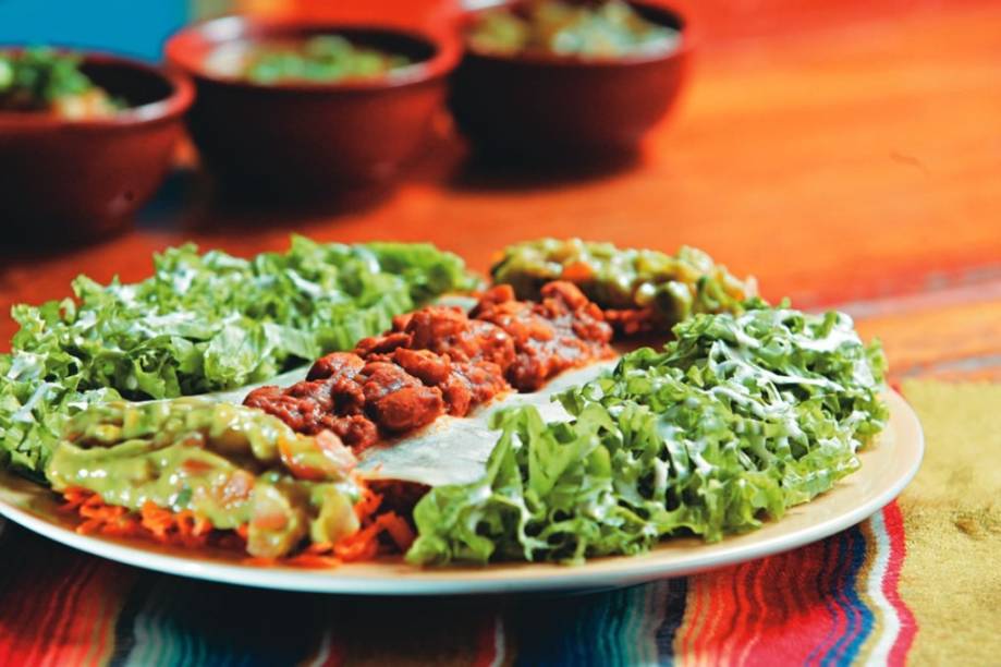 Burrito de carne desfiada, chili, guacamole e queijo: especialidade do Viva México Burrito de carne desfiada, chili, guacamole e queijo: especialidade do Viva México