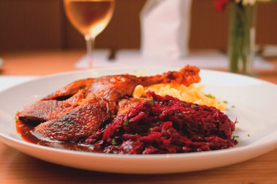 Pato assado com repolho-roxo, spätzle e purê de maçã: especialidade alemã do Weinstube Pato assado com repolho-roxo, spätzle e purê de maçã: especialidade alemã do Weinstube