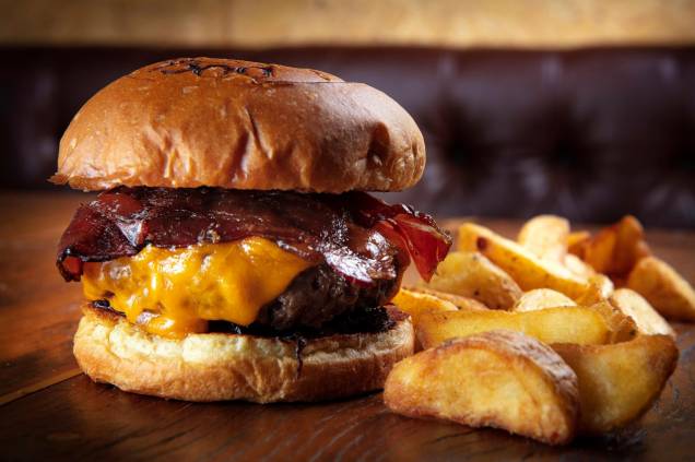 Sucesso da casa: no brooklin, a carne é preparada na chapa e ganha companhia de cheddar inglês, bacon, cebola caramelada e tomate Sucesso da casa: no brooklin, a carne é preparada na chapa e ganha companhia de cheddar inglês, bacon, cebola caramelada e tomate