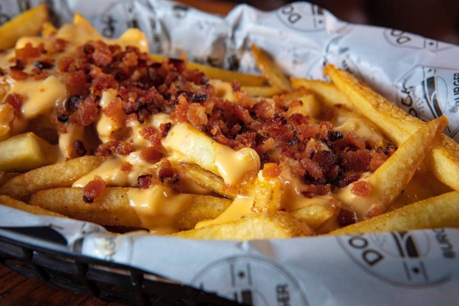 Um dos acompanhamentos: batata rústica com molho de queijo cheddar e bacon Um dos acompanhamentos: batata rústica com molho de queijo cheddar e bacon