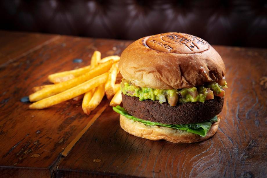 Opção vegetariana: hambúrguer é substituído por um disco de faláfel e ainda leva guacamole e alface Opção vegetariana: hambúrguer é substituído por um disco de faláfel e ainda leva guacamole e alface