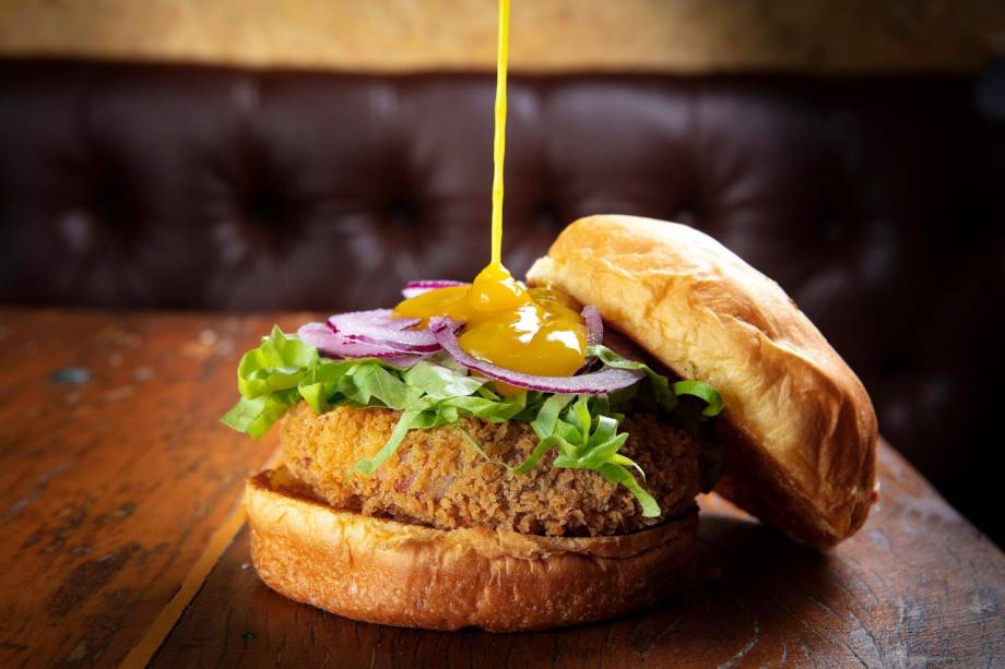 Dock chicken: a opção com disco de frango é acompanhada de alface picada, cebola-roxa e molho de mostarda e mel Dock chicken: a opção com disco de frango é acompanhada de alface picada, cebola-roxa e molho de mostarda e mel