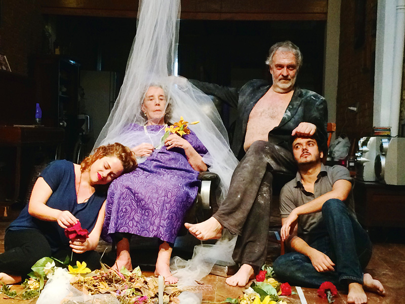 Maria Alice, Luciano Chirolli, Robson Catalunha e Carolina Splendore na peça "Why the Horse?": cuidados dentro e fora de cena