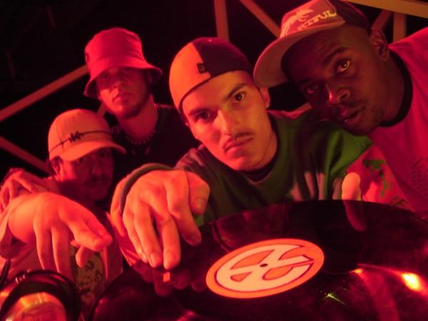 O quarteto de rap ZÁfrica: show na praça Victor Civita