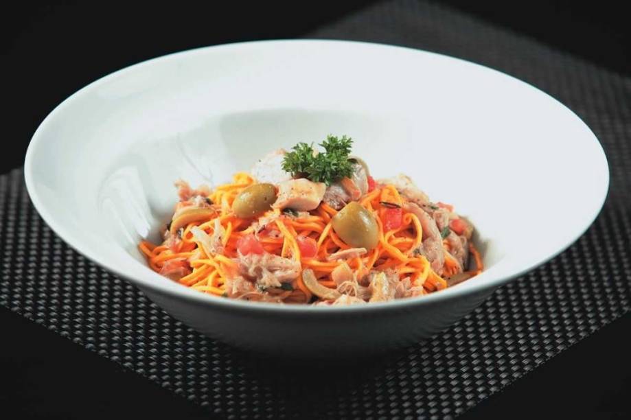 Tagliolini ao ragu de coelho e azeitona verde: opção do italiano Zucco