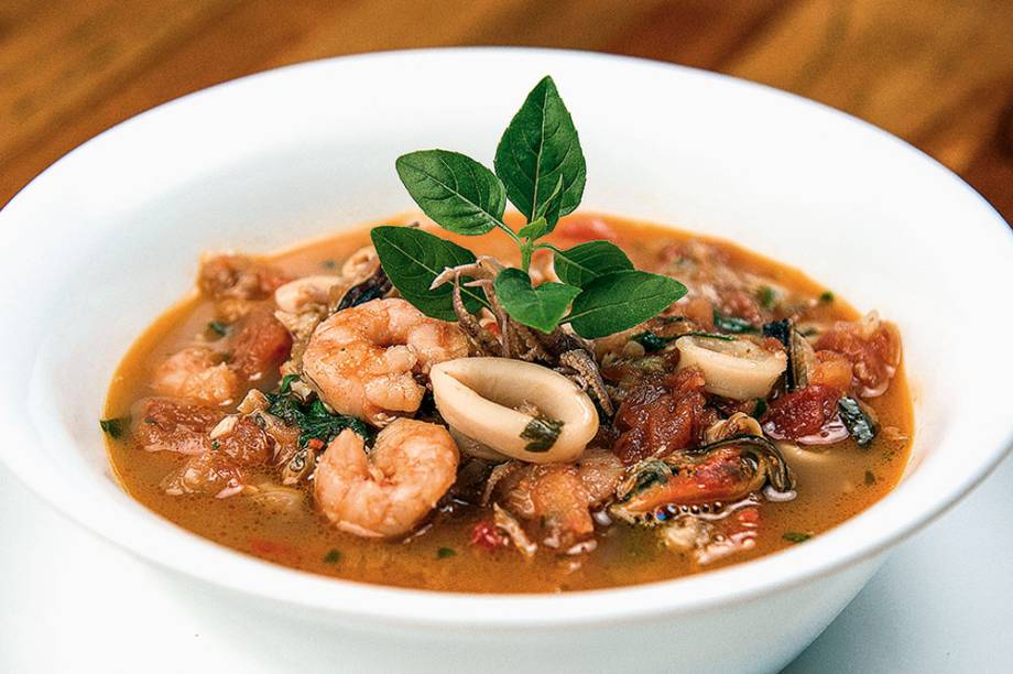 Sopa de frutos do mar: o caldo leva camarão, mexilhão, lula e vôngole