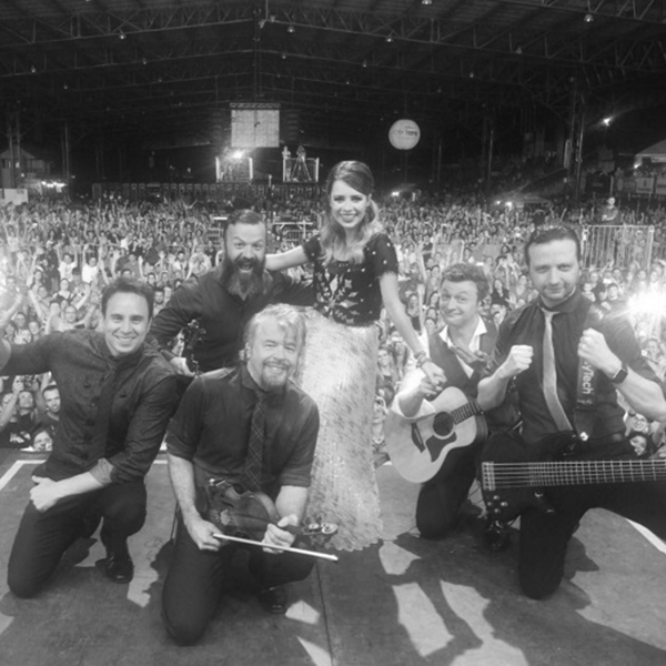 Sandy faz tatuagem discreta em homenagem ao filho Theo e surpreende redes sociais