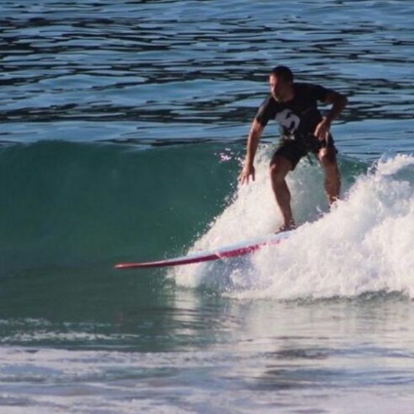 Esta foto do Leandro Hassum surfando vai fazer você se sentir ainda mais sedentário