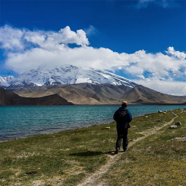 Casal que viaja pelo mundo escreve desabafo sobre como o estilo de vida afetou o relacionamento