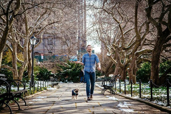 Rapaz solteiro faz ensaio de Dia dos Namorados com seu cachorro e o resultado é adorável