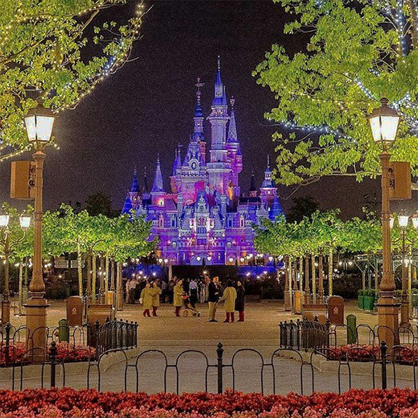 Inspirada no filme “TRON”, primeiras imagens da nova montanha-russa da Disneyland impressionam