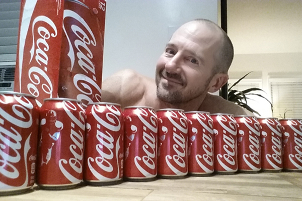 Homem toma 3 litros de refrigerante todos os dias por um mês e passa por transformação impressionante