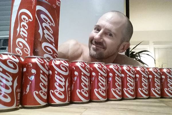 Homem toma 3 litros de refrigerante todos os dias por um mês e passa por transformação impressionante
