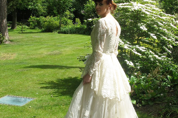 Loja recebe belíssimo vestido de noiva vintage junto com uma agradável surpresa