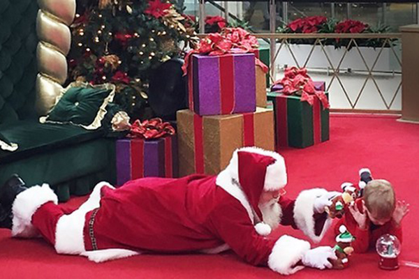 Papai Noel comove internet ao fazer DE TUDO para deixar confortável garotinho com autismo