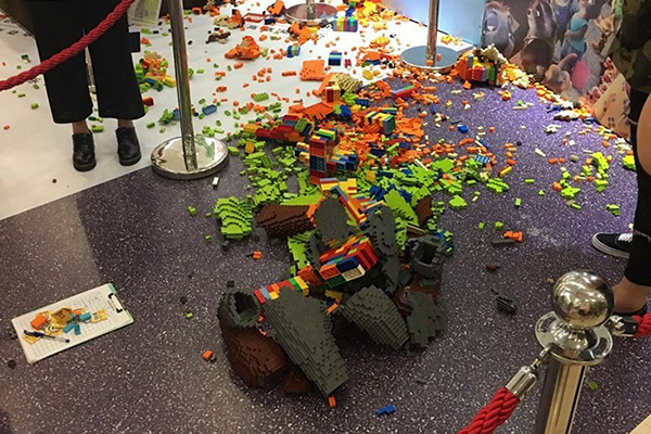 Garotinho destrói escultura em LEGO no valor de 56 000 reais 