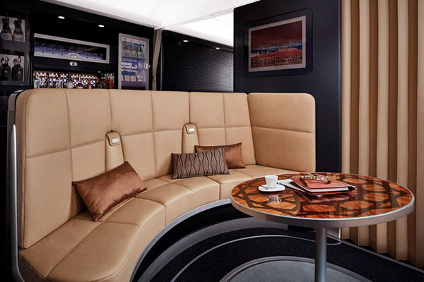 Conheça os luxos oferecidos pela companhia aérea que cobra passagem de avião mais cara do mundo