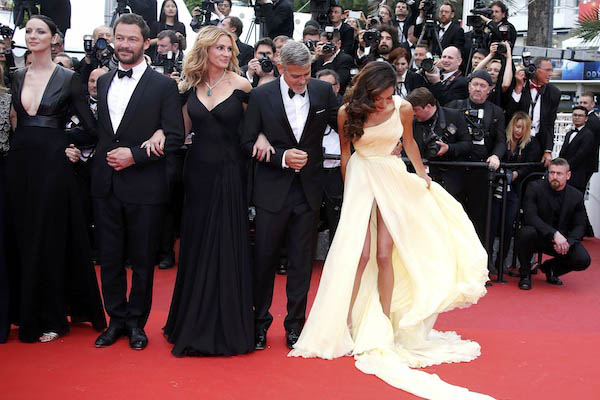 Cast members Caitriona Balfe, Dominic West, Julia Roberts, George Clooney and his wife Amal Alamuddin pose on the red carpet as they arrive for the screening of the film “Money Monster” out of competition at the 69th Cannes Film Festival in Cannes