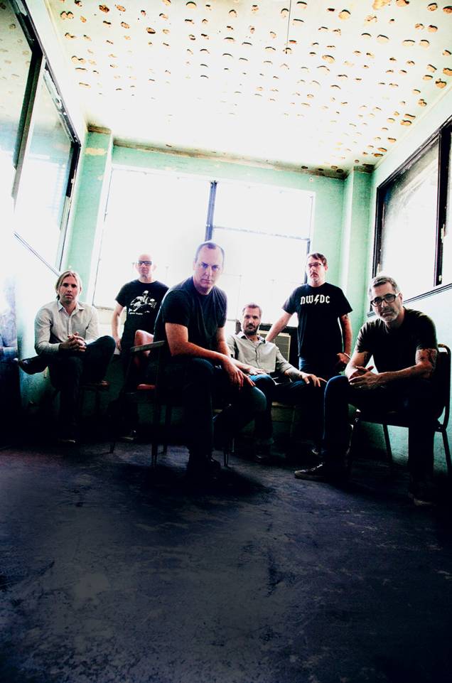 O vocalista Graffn (à frente) e sua banda: novidades e clássicos no repertório O vocalista Graffn (à frente) e sua banda: novidades e clássicos no repertório