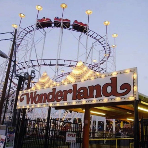 Vídeo aterrorizante registra momento em que pai segura filho para não cair de montanha-russa após cinto quebrar