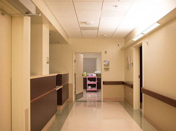 Mãe decide fotografar o nascimento da própria filha em ensaio com cliques belíssimos