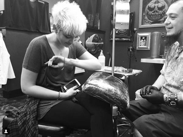 No aniversário de 18 anos, Paris Jackson faz tatuagem em homenagem ao pai, Michael