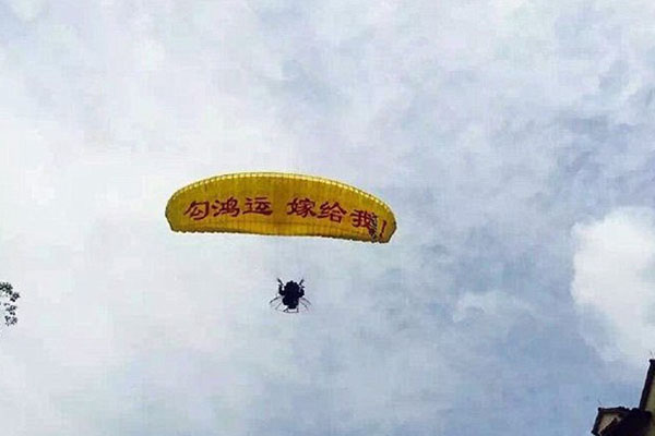 O pedido de casamento exagerado deste jovem não deu nada certo e acabou bombando na web