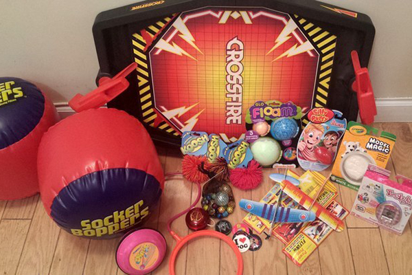 Rapaz prepara “Baú dos Anos 1990″ incrível de presente de Natal para irmã mais velha