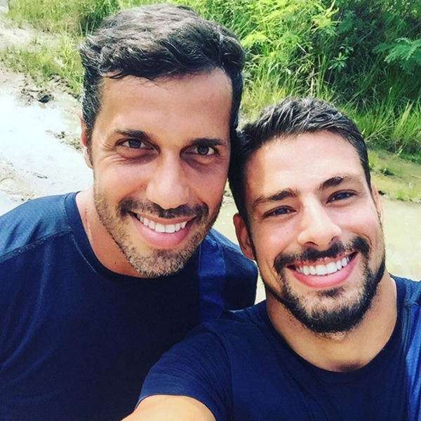 Cauã Reymond publica foto ao lado de dublê e fãs do ator comentam semelhança entre os dois