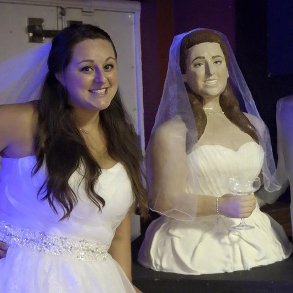 Noiva faz bolo em tamanho real dela e do marido para próprio casamento