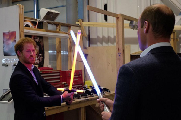 Os príncipes William e Harry visitaram o set do novo “Star Wars” e registraram o passeio em fotos divertidas