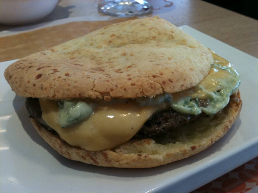 TremBão: o hambúrguer montado no pão de queijo