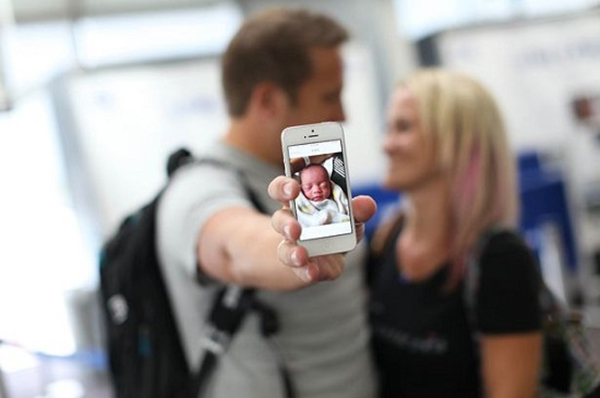 O primeiro encontro entre um casal e sua filha adotiva é registrado em fotos tocantes