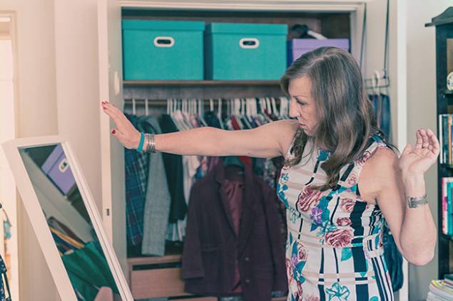 Cartunista prova peças de seu guarda-roupa Cartunista prova peças de seu guarda-roupa