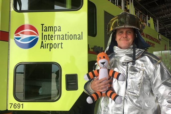 Garoto perde tigre de pelúcia em aeroporto e funcionários resolvem surpreendê-lo de maneira fofa