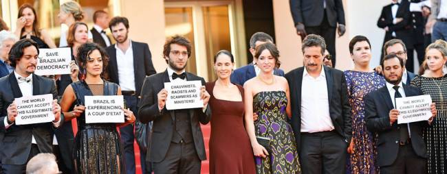 'Aquarius' cast members stage pro-Dilma protest on Cannes red carpet Elenco de 'Aquarius' durante protesto em Cannes (Foto: Mustafa Yalcin/Anadolu Agency)
