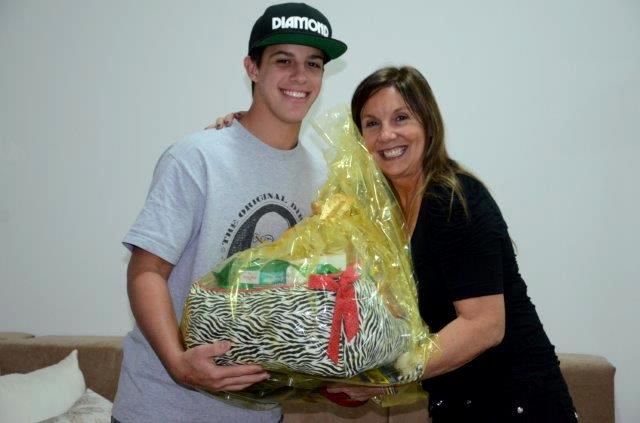 Estudante acha cachorro de raça perdido, dispensa recompensa de 2000 reais e ganha novo pet